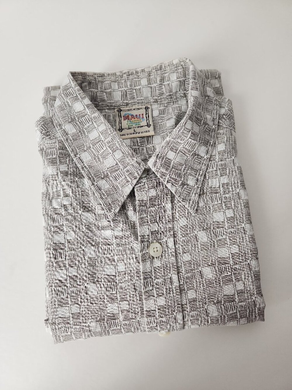 Vintage 90s Maui Trading Co Button Up camp shirt short sleeve men's L geometric